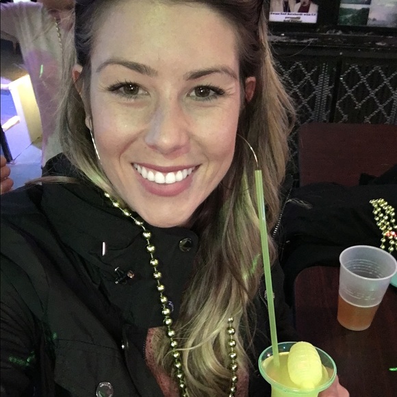 Meet your Posher, Amanda - Picture 1 of 1